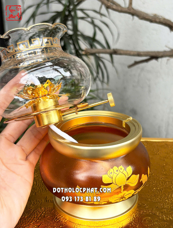 Đèn dầu thờ cúng hoa sen vàng thân nâu 