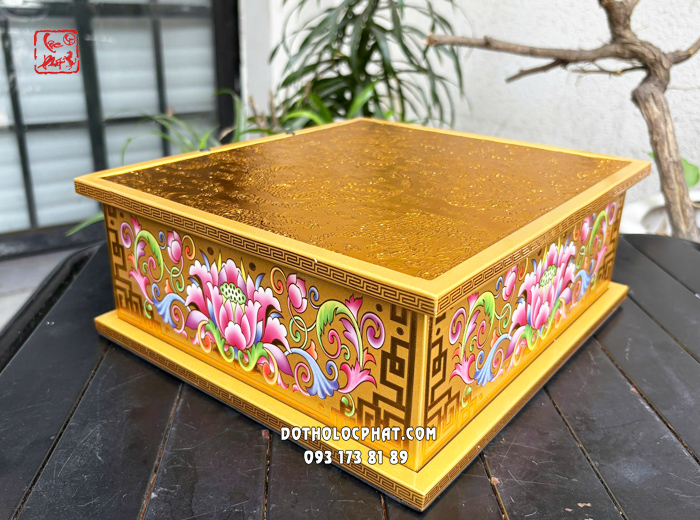 Đôn kê tượng họa tiết hoa sen bằng hợp kim màu vàng