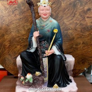 Tượng Hắc Lão Thái áo đen viền hoa ngồi bệ đá