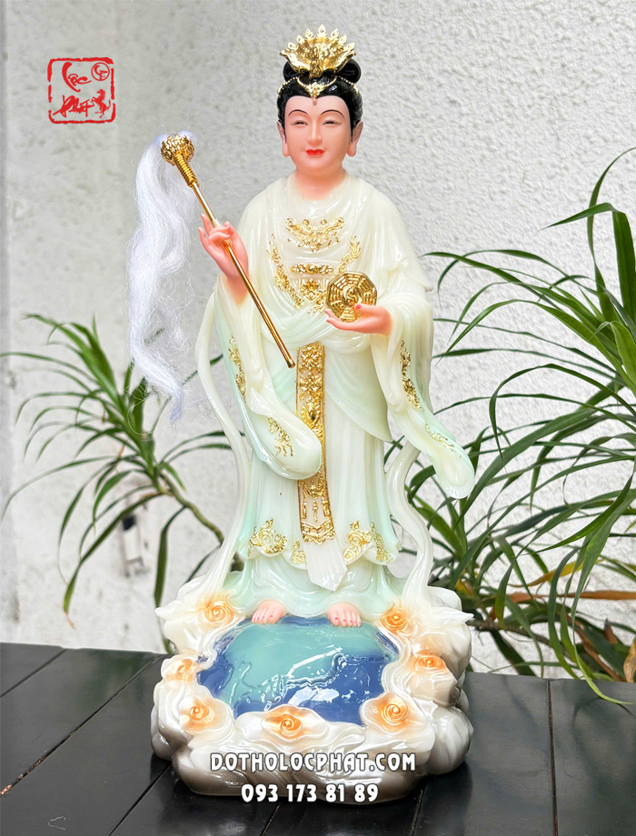 tuong-dieu-tri-dia-mau-dung-ao-xanh-ngoc-1-1