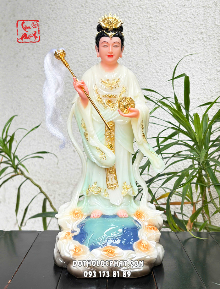 tuong-dieu-tri-dia-mau-dung-ao-xanh-ngoc-2