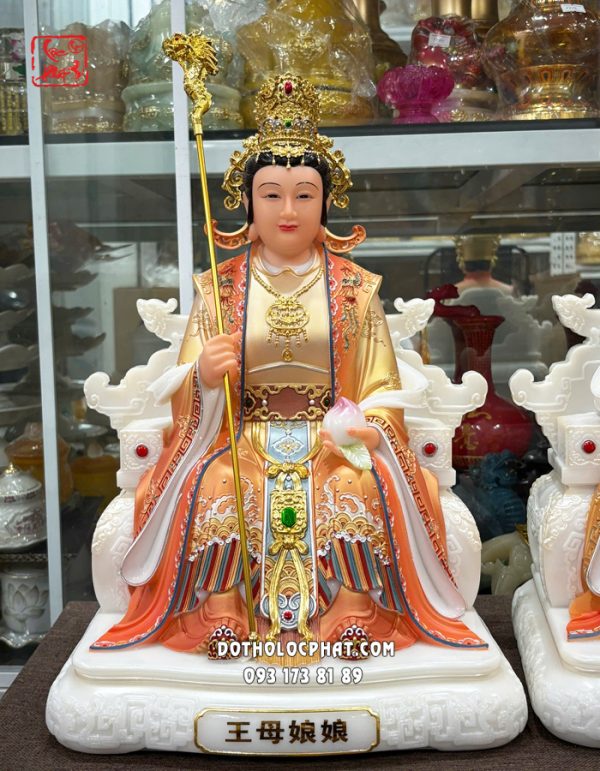 tuong-ngoc-hoang-vuong-mau-ao-do-vien-vang-5