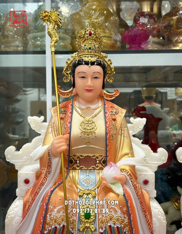 tuong-ngoc-hoang-vuong-mau-ao-do-vien-vang-6
