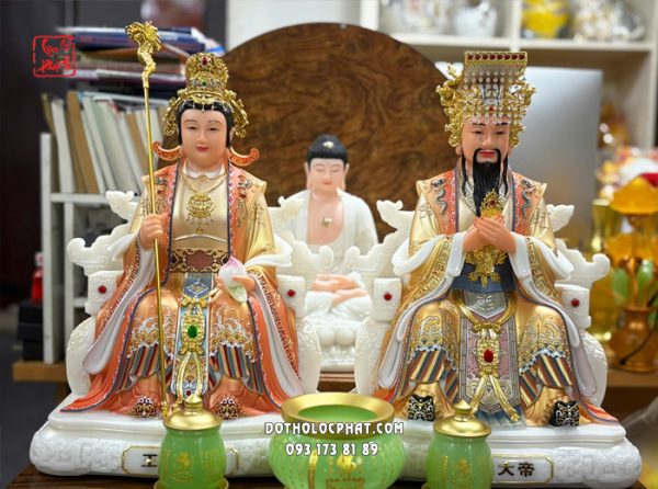 tuong-ngoc-hoang-vuong-mau-ao-do-vien-vang-8