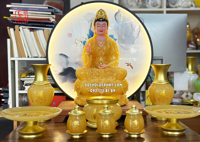 Tượng Quan Âm Bồ Tát thạch anh áo rũ viền vàng đế sen