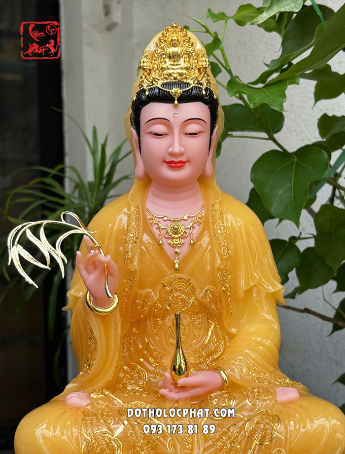 Tượng Quan Âm Bồ Tát thạch anh áo rũ viền vàng đế sen