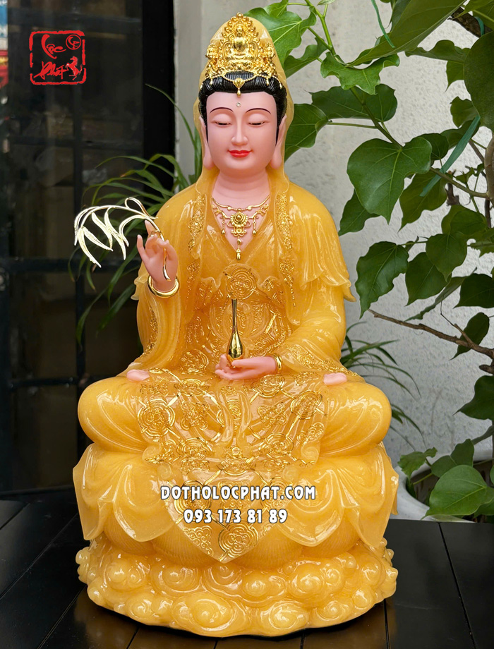 Tượng Quan Âm Bồ Tát thạch anh áo rũ viền vàng đế sen