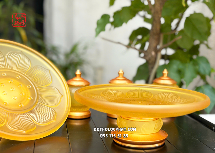 Dĩa trái cây thờ cúng bằng lưu ly vàng họa tiết hoa sen 9 cánh 