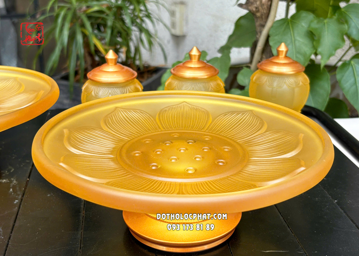 Dĩa trái cây thờ cúng bằng lưu ly vàng họa tiết hoa sen 9 cánh 