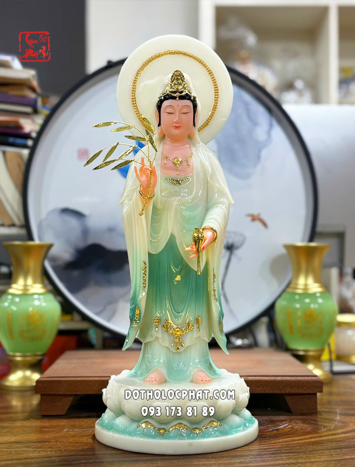 Tượng Quan Âm Bồ Tát xanh ngọc đứng hào quang tròn