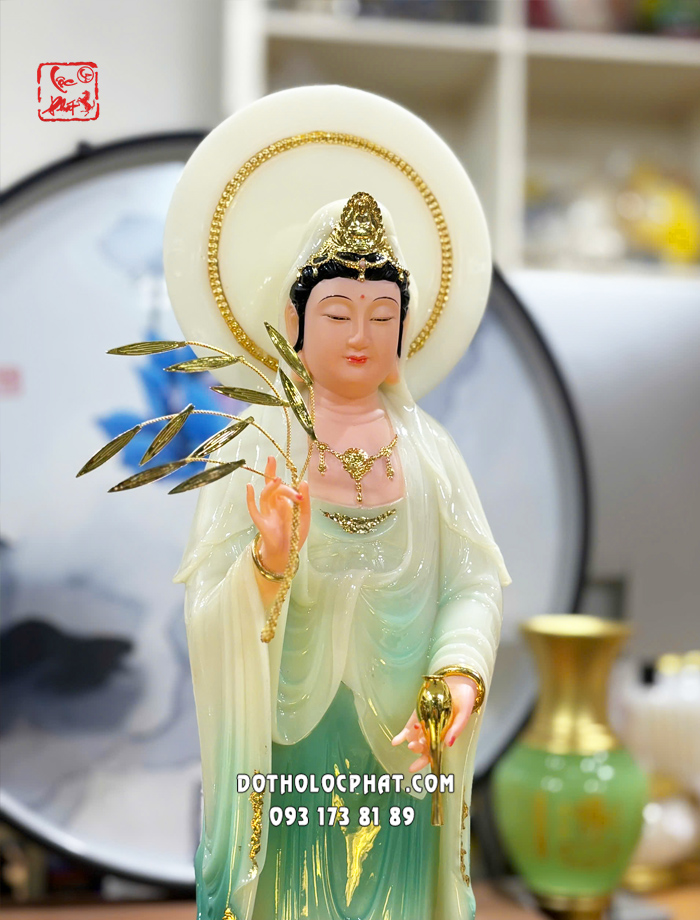 Tượng Quan Âm Bồ Tát xanh ngọc đứng hào quang tròn