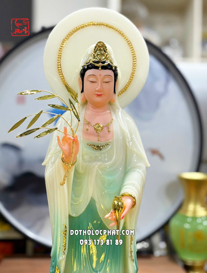 Tượng Quan Âm Bồ Tát xanh ngọc đứng hào quang tròn
