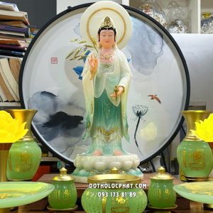 Tượng Quan Âm Bồ Tát xanh ngọc đứng hào quang tròn