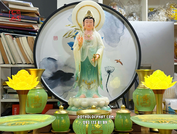 Tượng Quan Âm Bồ Tát xanh ngọc đứng hào quang tròn