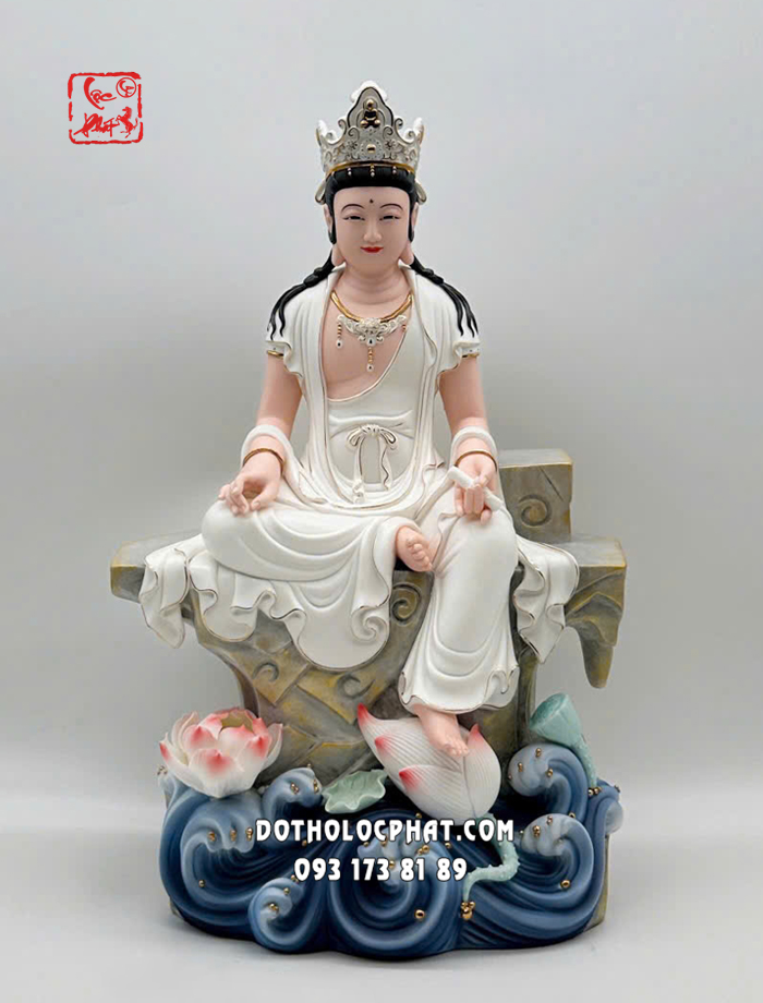 Tượng Quan Âm Tự Tại Bồ Tát ngồi non nước bằng sứ trắng