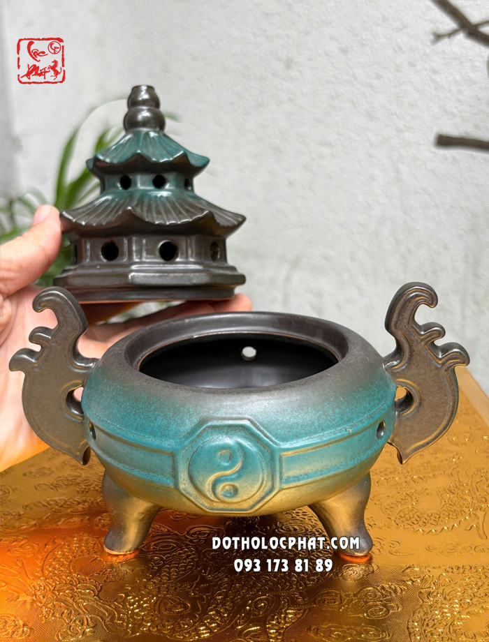 Lư xông trầm lò bát quái ba chân bằng sứ men xanh