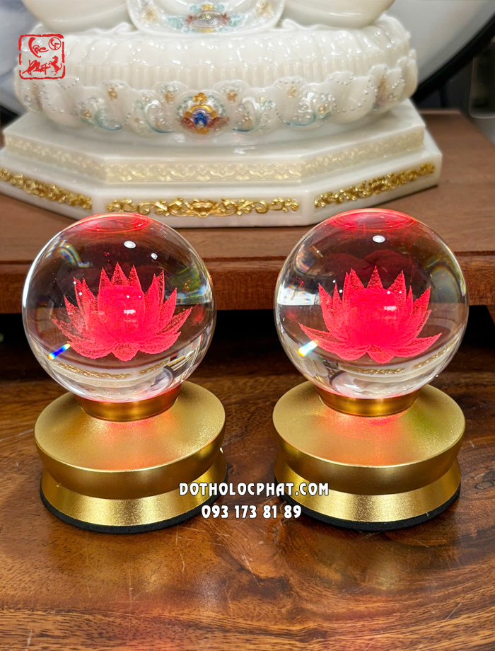 Đèn thờ cầu pha lê hoa sen thân vàng cổ ngắn dùng pin