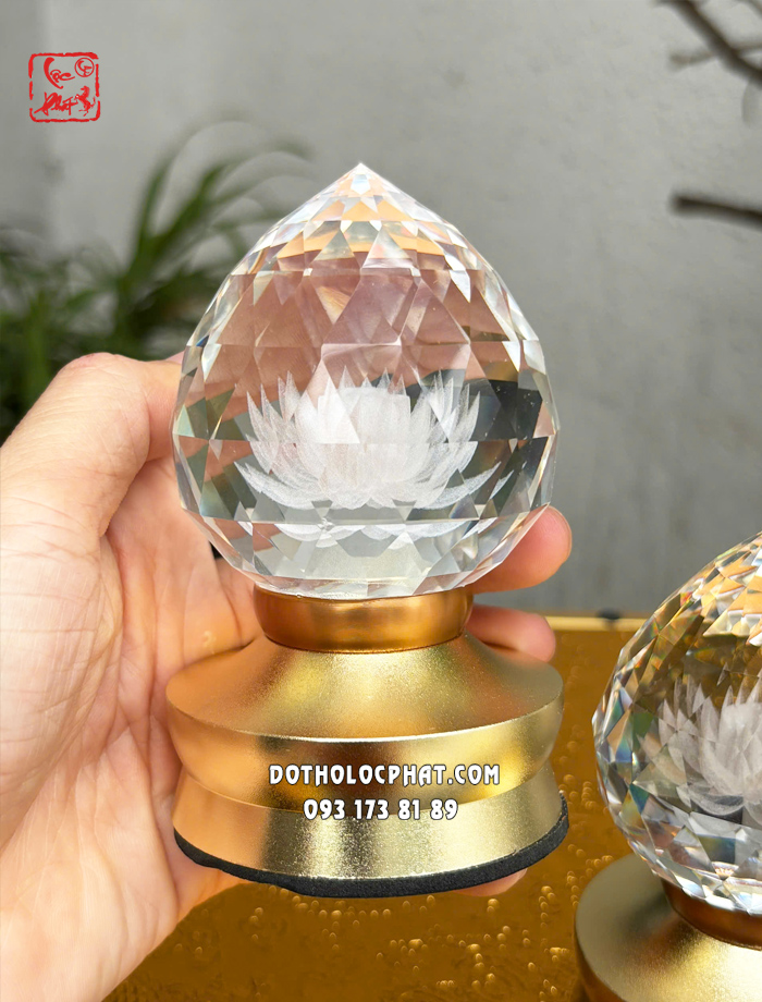Đèn pha lê hoa sen trái đào cổ ngắn thân vàng dùng pin