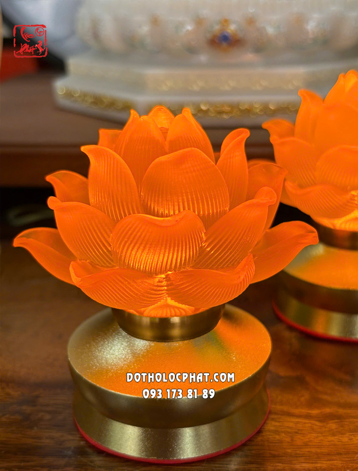 Đèn thờ hoa sen lưu ly thân vàng cổ ngắn dùng pin