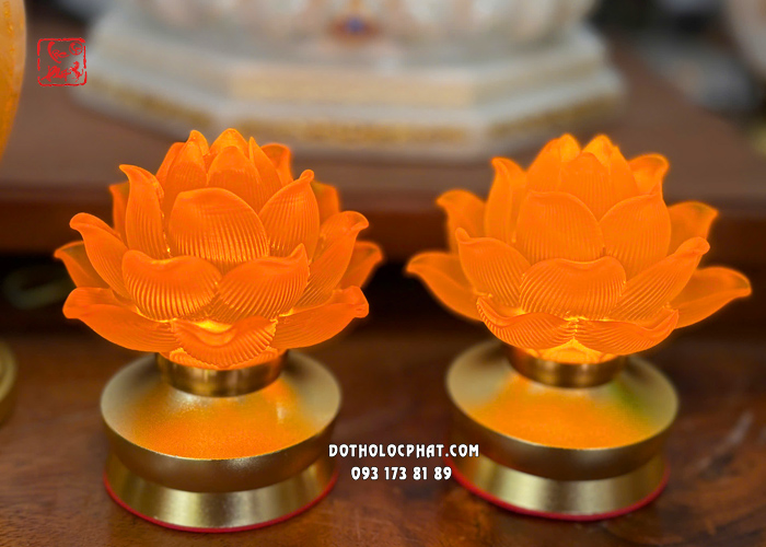 Đèn thờ hoa sen lưu ly thân vàng cổ ngắn dùng pin