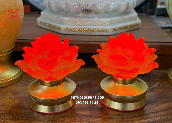 Đèn thờ hoa sen lưu ly thân vàng cổ ngắn dùng pin