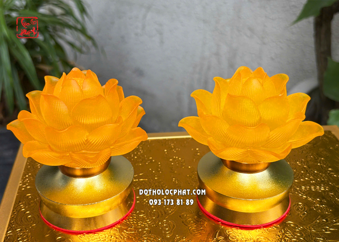 Đèn thờ hoa sen lưu ly thân vàng cổ ngắn dùng pin