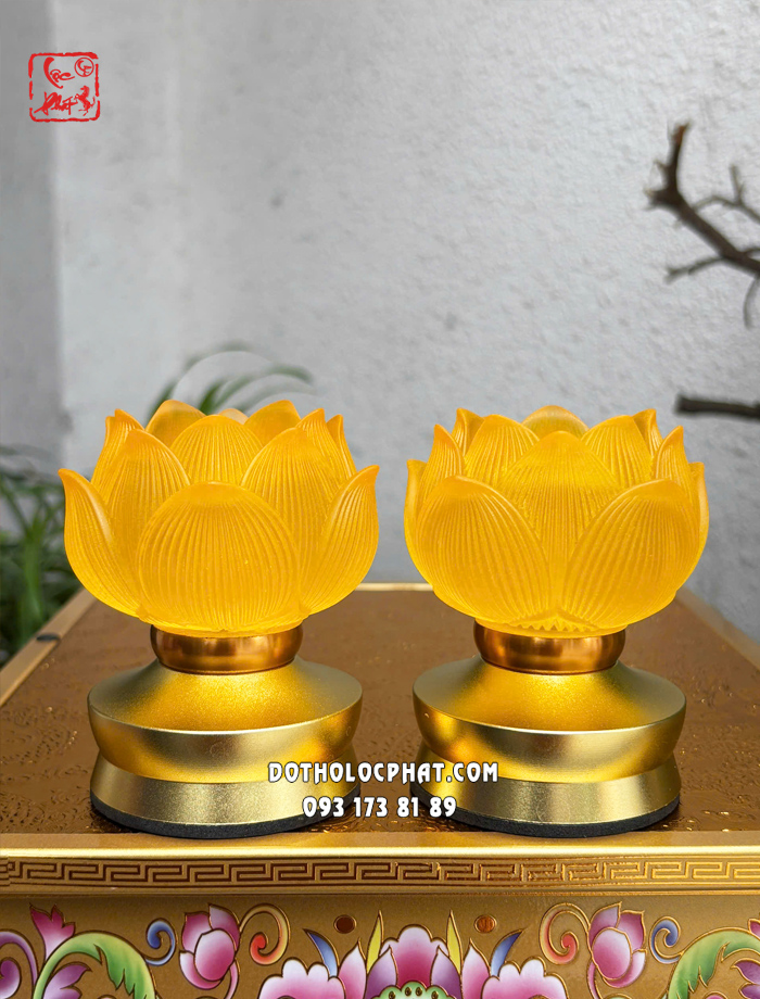 Đèn thờ lưu ly hoa sen cụp cổ ngắn thân vàng dùng pin