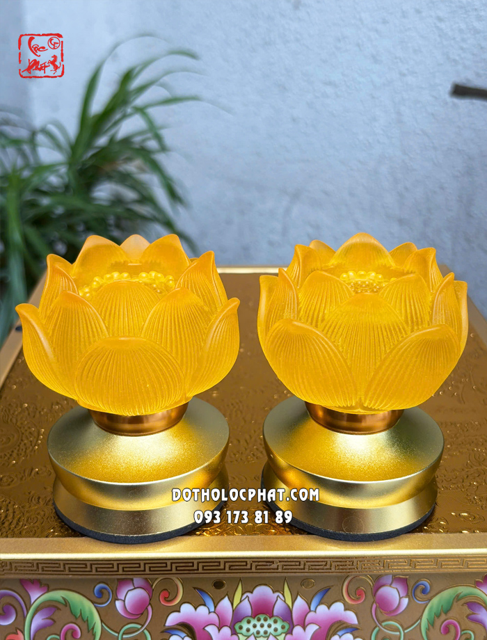 Đèn thờ lưu ly hoa sen cụp cổ ngắn thân vàng dùng pin