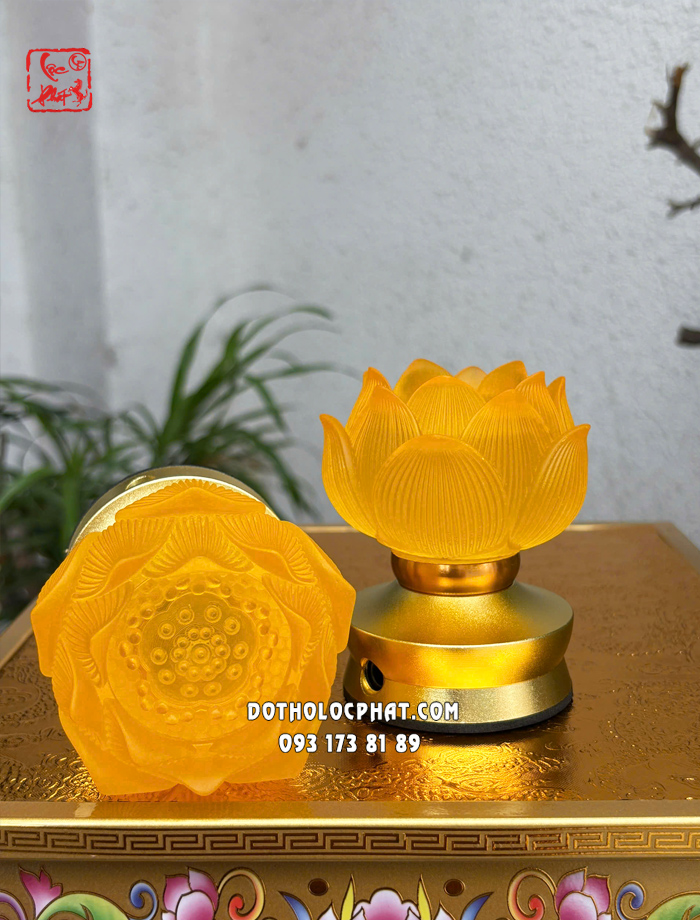 Đèn thờ lưu ly hoa sen cụp cổ ngắn thân vàng dùng pin
