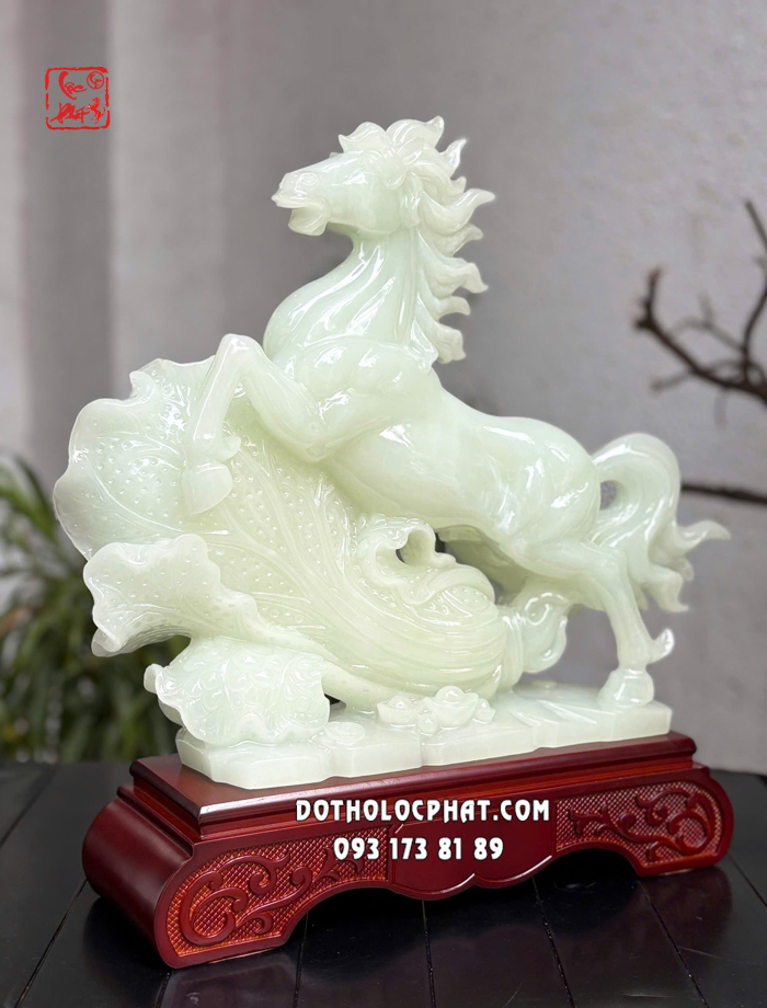 Tượng ngựa ôm bắp cải lộc mã bách tài màu ngọc bích 