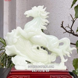 Tượng ngựa ôm bắp cải lộc mã bách tài màu ngọc bích