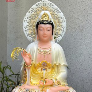 Tượng Quan Âm Bồ Tát trắng cam áo rũ viền hoa có hào quang