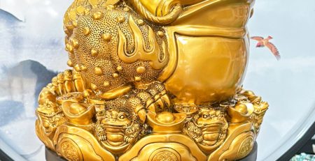 Cóc ngậm tiền màu vàng đồng đế gỗ