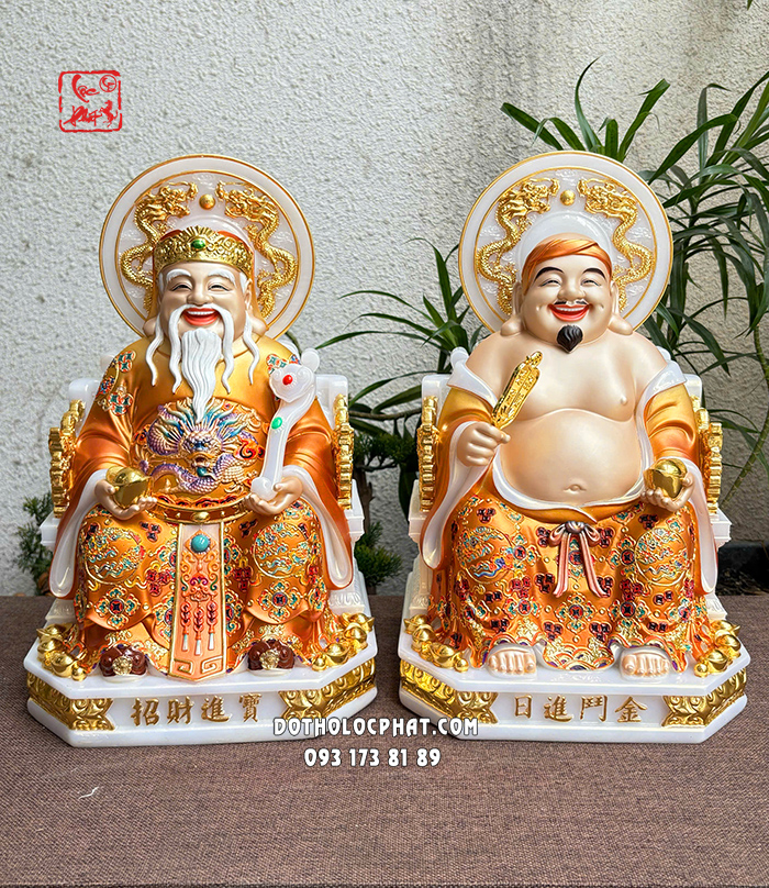Tượng Thần Tài Ông Địa áo vàng hoa văn hào quang song long chầu ngọc