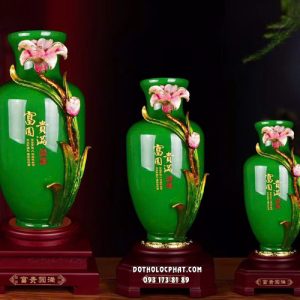 Bình hoa phú quý mãn đường xanh lục đắp nổi hoa bách hợp